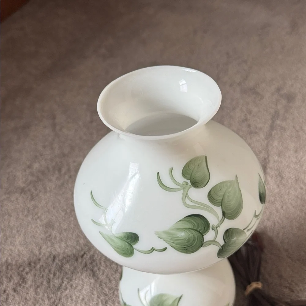 Vintage Hand Painted Leaf Milk Glass Table Two Way Lamp